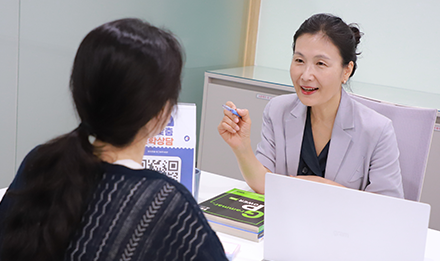 여성 상담사가 로드맵 자료를 바탕으로 설명하는 장면